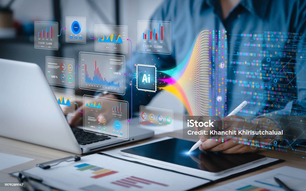 Verslo automatizacija efektyvumas – žmogus prie kompiuterio su skaitmeniniais grafika elementais